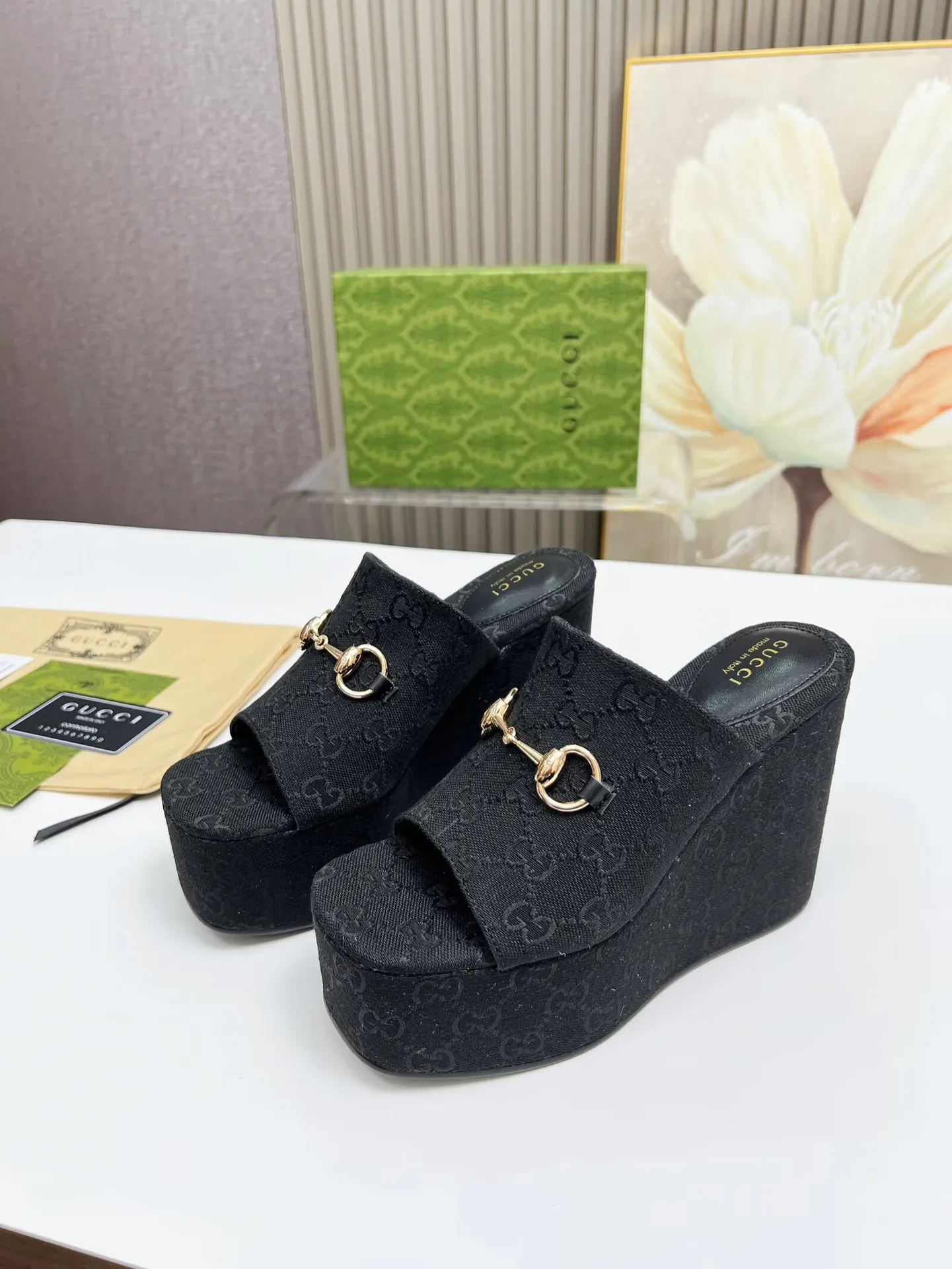 👟👟Ex-factory price 440👟👟 Gucci's new slippers, fashionable, high-end and full of personality✅ Very stable, comfortable and durable for daily use, convenient and unique for daily matching, a must-have classic for summer, the upper uses GUCCI brand buckles Inner/foot pads: sheepskin Platform height: 11cm Color: black, brown Size: 35-42 (41, 42 need to be customized) Packing: Comes with cloth bag cards.